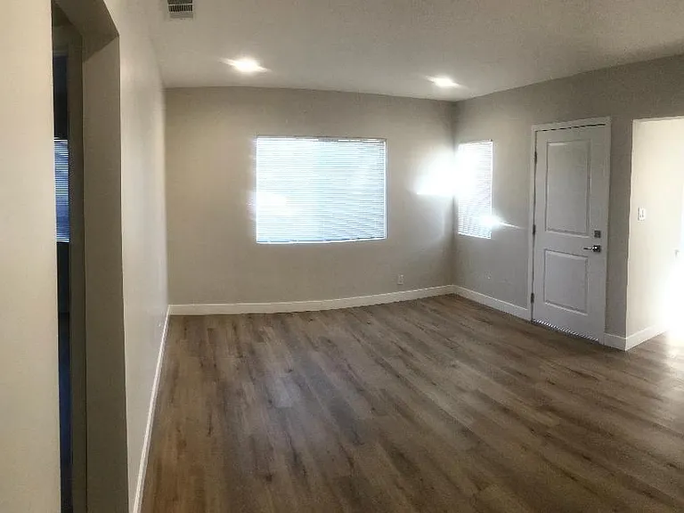 6433 Gentry Ave — Photo 8