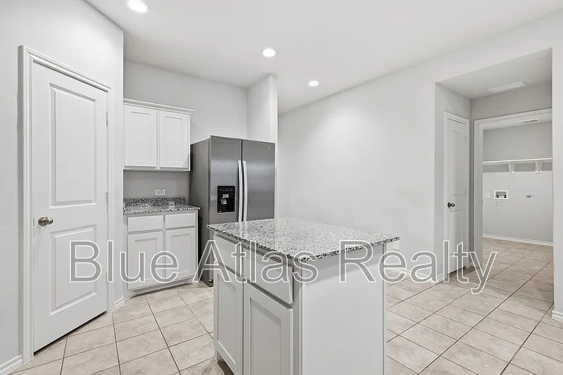 5 bed, 2.0 bath, 2010 sqft, $2,495 — Photo 4
