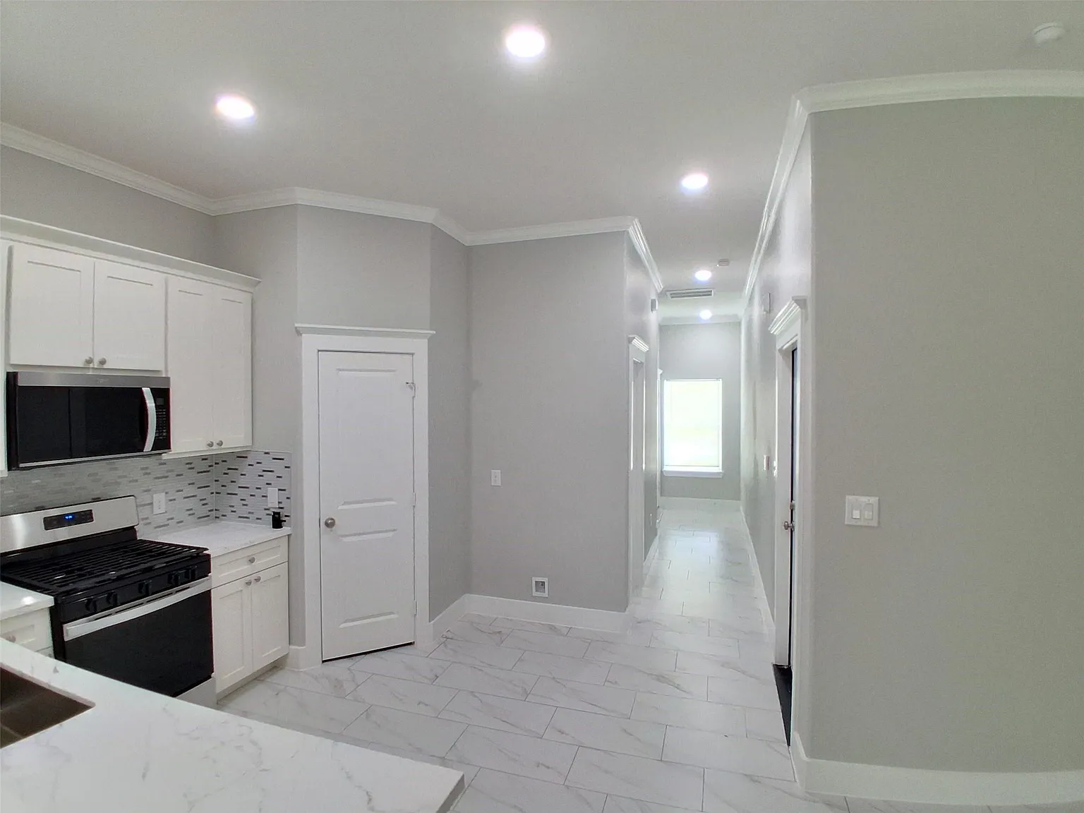 3 bed, 2.5 bath, 1800 sqft, $1,800 — Photo 3