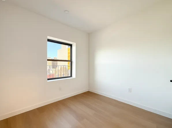 250 Union Avenue image 4 of 6