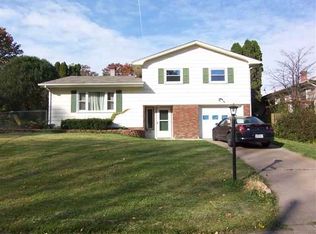 2614 Fairhaven Rd, Davenport, IA 52803