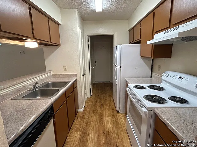 2 bed, 1.5 bath, 900 sqft, $1,095 — Photo 2