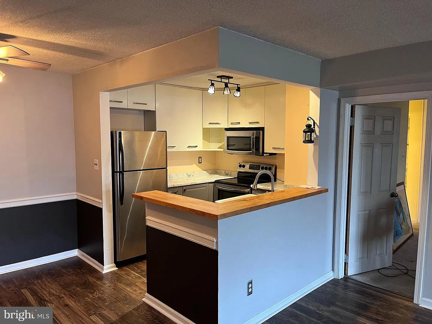 1 bed, 1.5 bath, 885 sqft, $1,525 — Photo 2