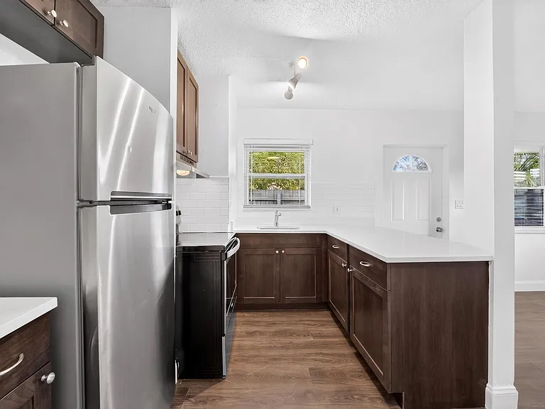 732 SE 15th St #1 — Photo 3