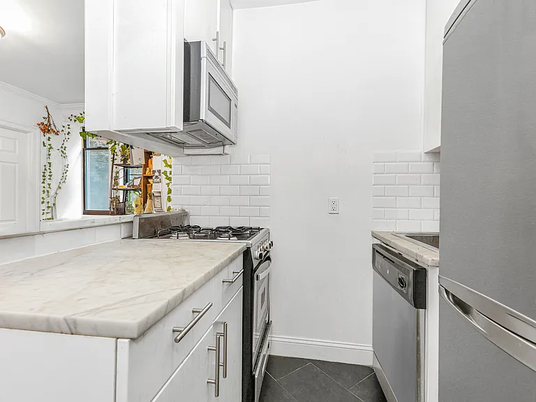 318 E 11th St #15 — Photo 1