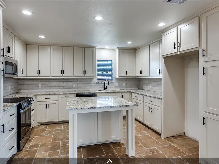 1024 W Apache Trl — Photo 11
