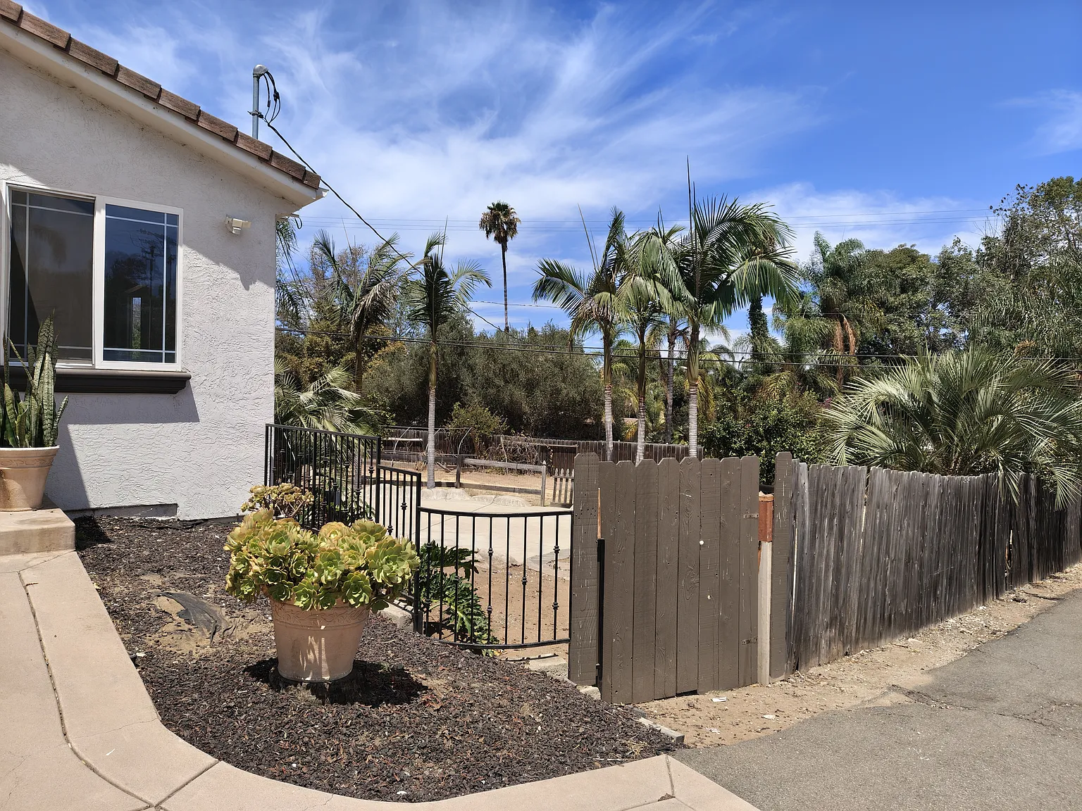 3 bed, 2.5 bath, 2104 sqft, $4,600 — Photo 3
