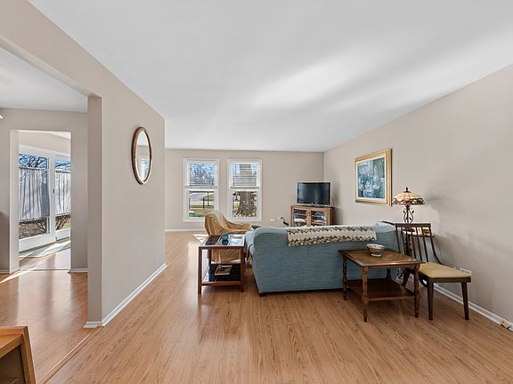 5th image of 120 W Golf Rd APT A