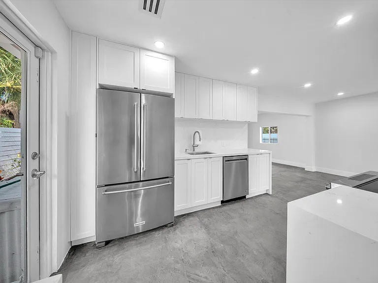 1721 N 16th Ct — Photo 8