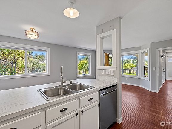 4th image of 304 NW Capstan Court