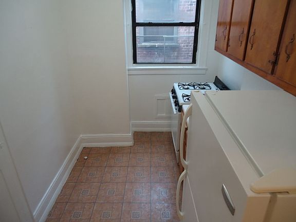 2nd image of 3309 Crescent St APT 3R