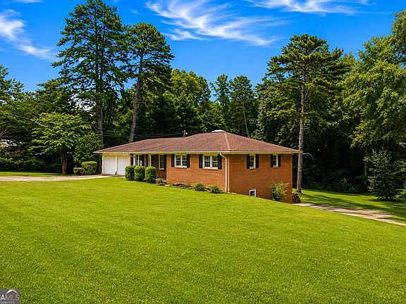 3rd image of 128 Scott Cir