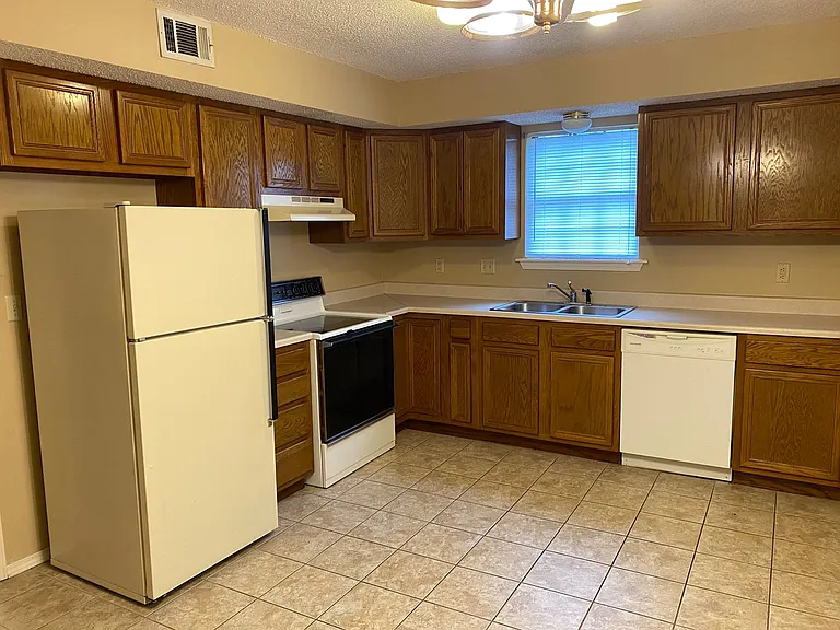3323 N Detroit Ave — Photo 81