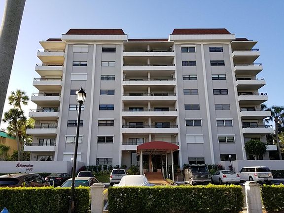 Front of the Condo on right the Manatee River