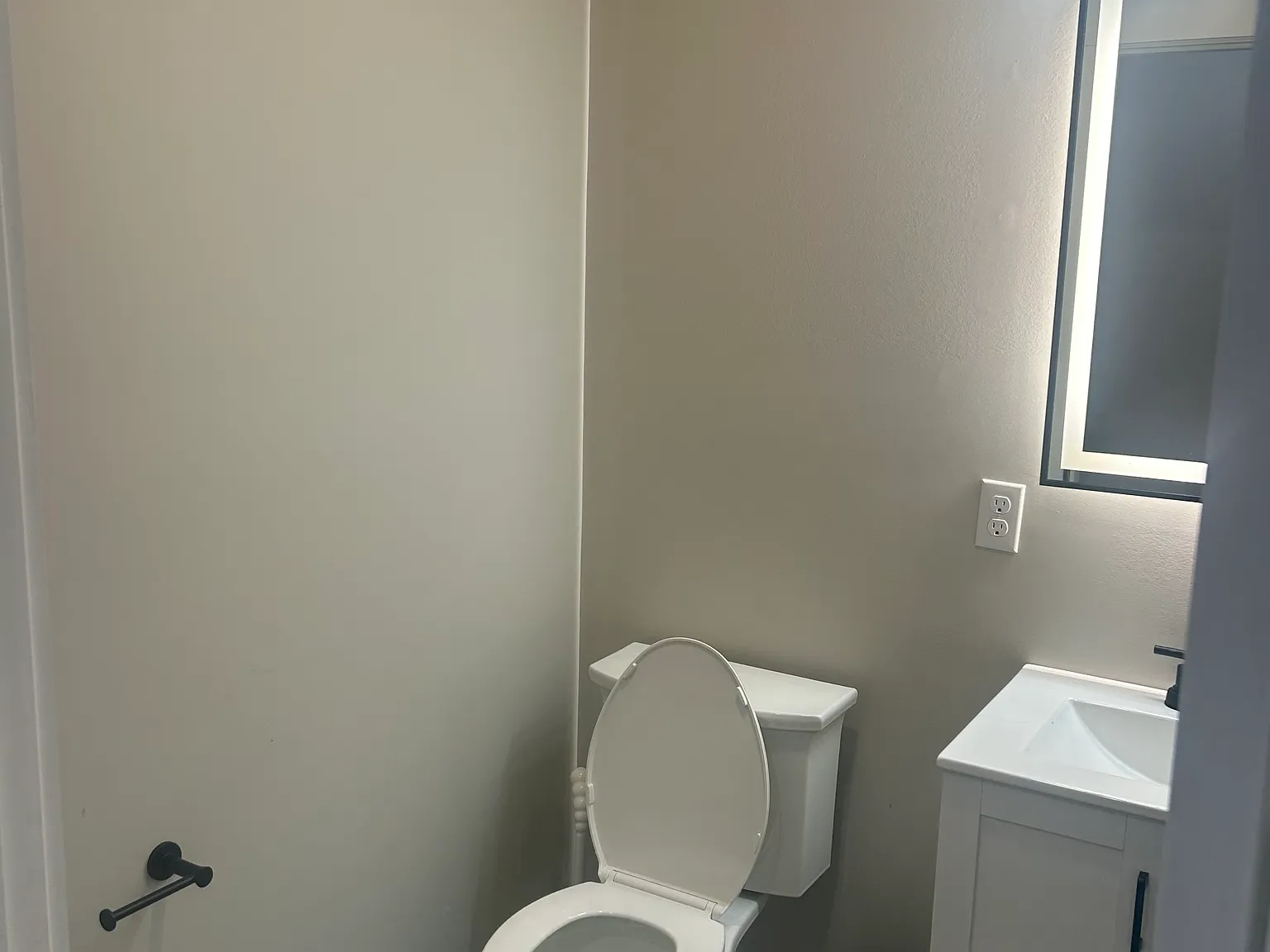 1 bed, 1.5 bath, 2200 sqft, $1,600 — Photo 4