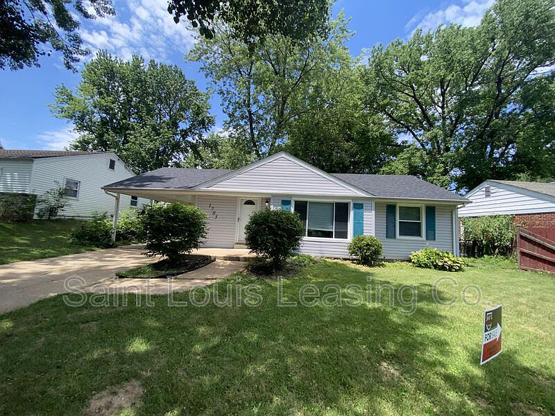 1st image of 1705 Clover Ln