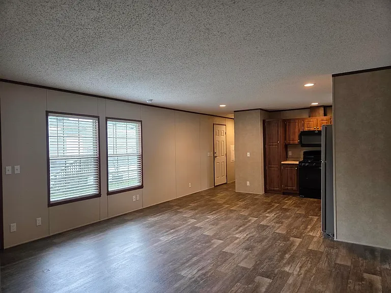 405 Carriage Lane Est — Photo 2