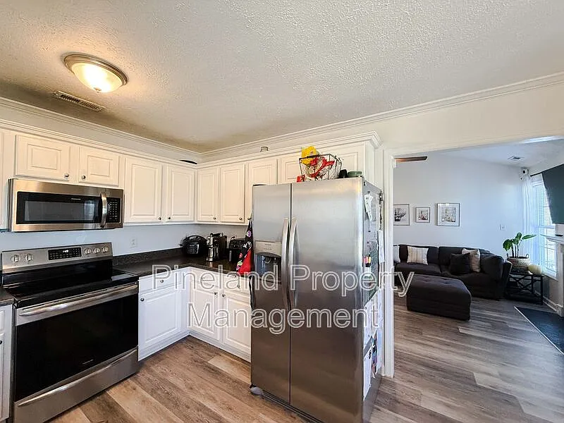 3 bed, 2.0 bath, 1220 sqft, $1,800 — Photo 4