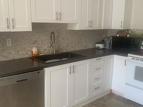 3rd image of 121 College Ave E