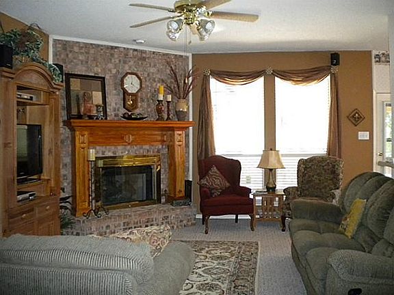 3rd image of 979 Wisperwood Dr