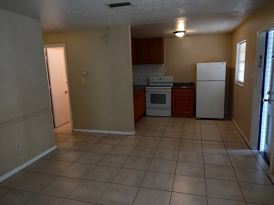 Cricket Apartments @ 119 S Lithia Pinecrest — Photo 3
