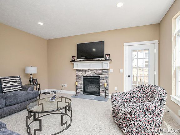 4th image of 8450 Camelot Ave NE