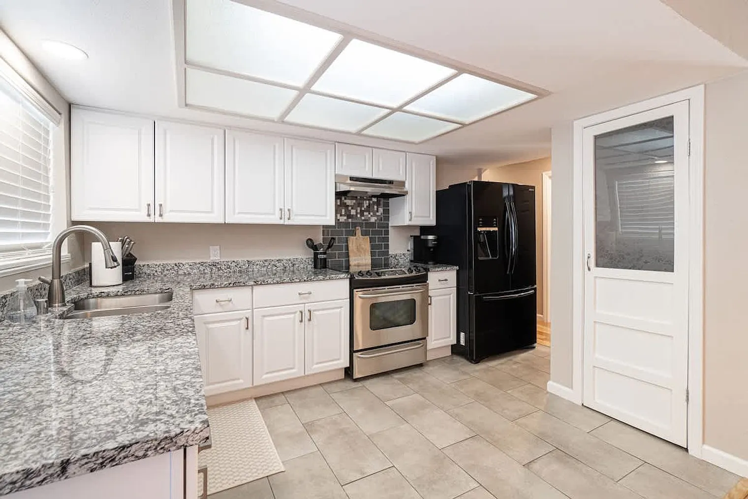 3 bed, 2.0 bath, 1593 sqft, $5,634 — Photo 4