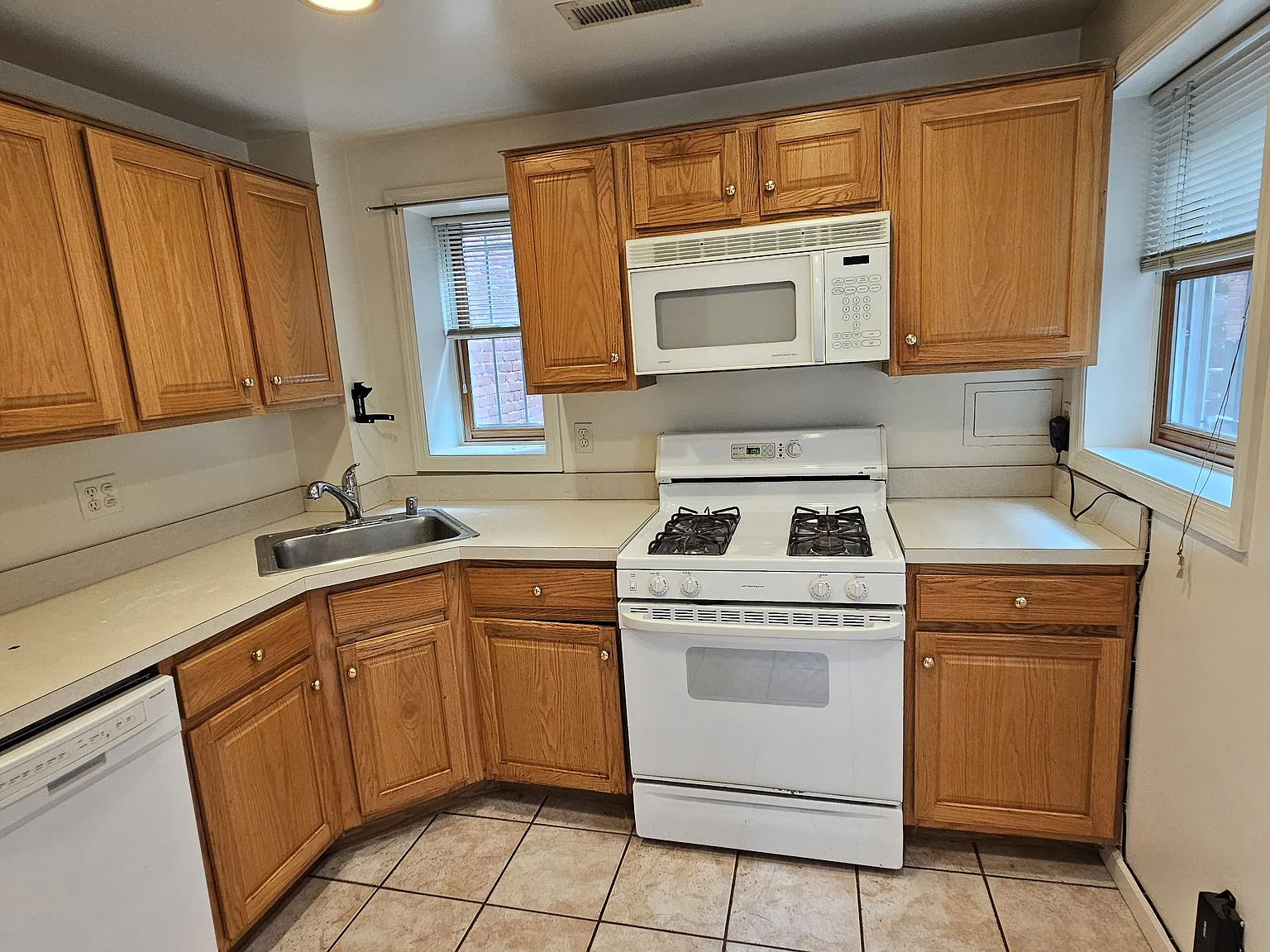 2 bed, 990 sqft, $3,000 — Photo 2