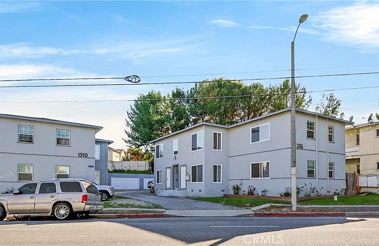 1316 1/2 W Anaheim St — Photo 4