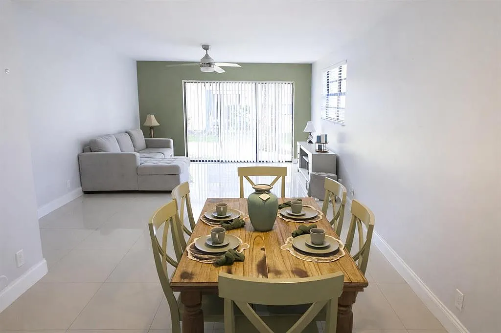2 bed, 2.5 bath, 1140 sqft, $2,200 — Photo 2