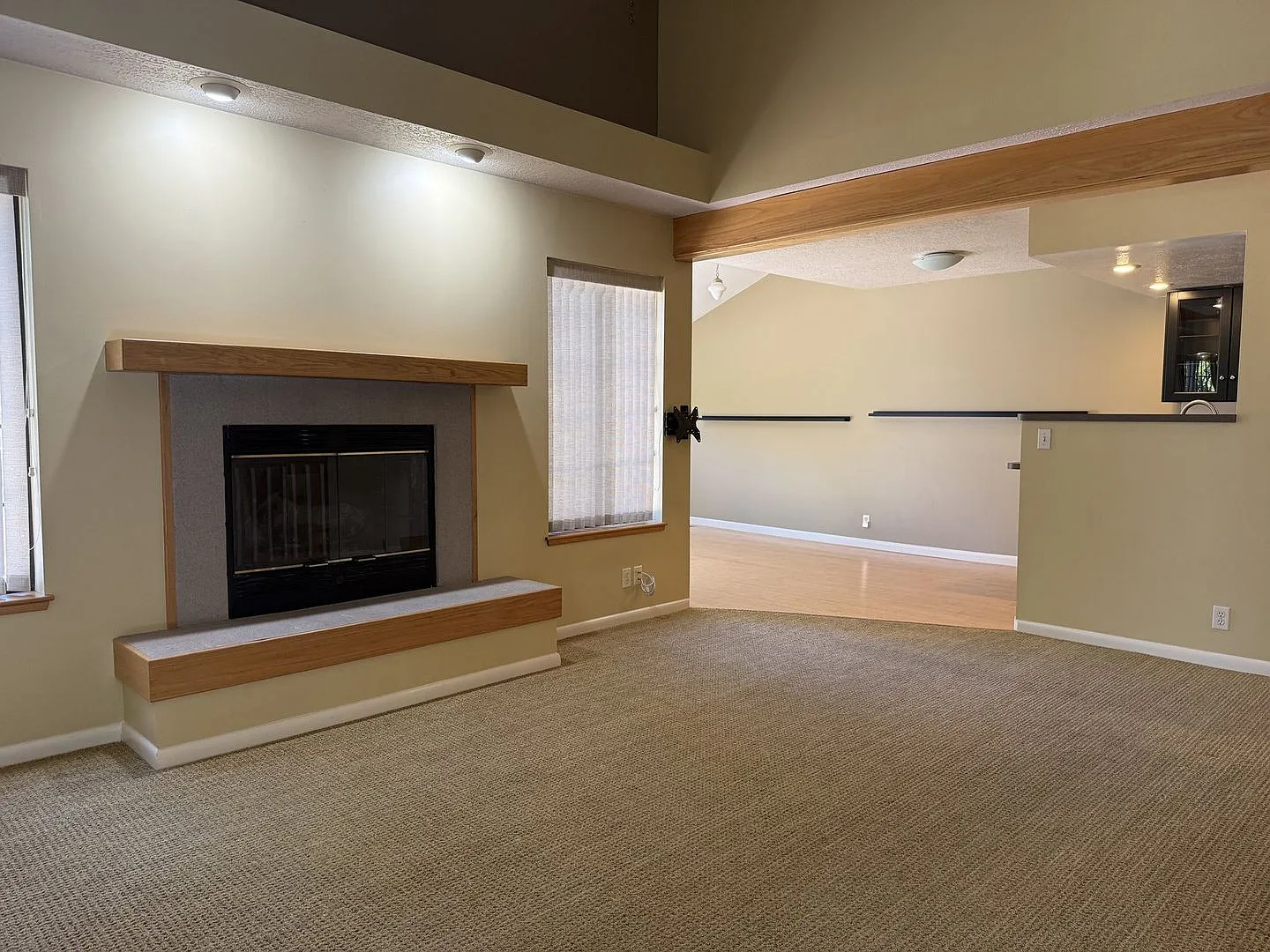 Spacious Pinebrook Townhome with Air Conditioning & 2-Car Garage — Photo 4