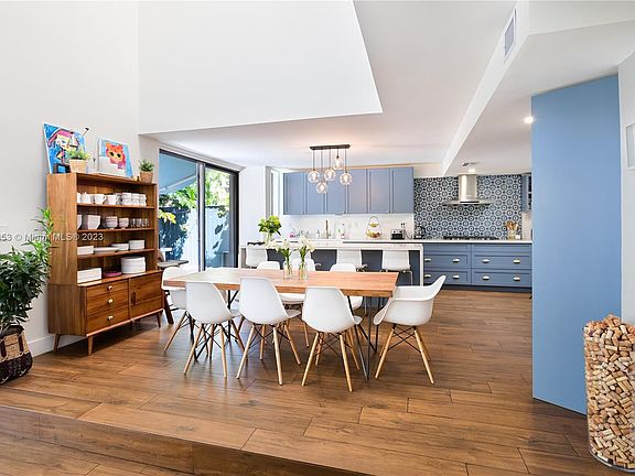 3rd image of 3120 Mary St #3120