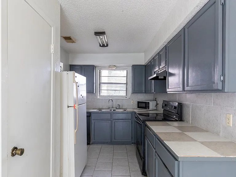 4925 Greenslope Dr — Photo 6