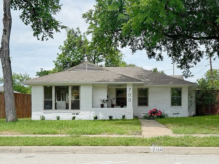 700 Dumont Dr — Photo 1