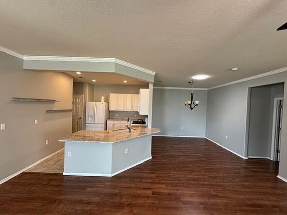 4th image of 275 Bonham Loop