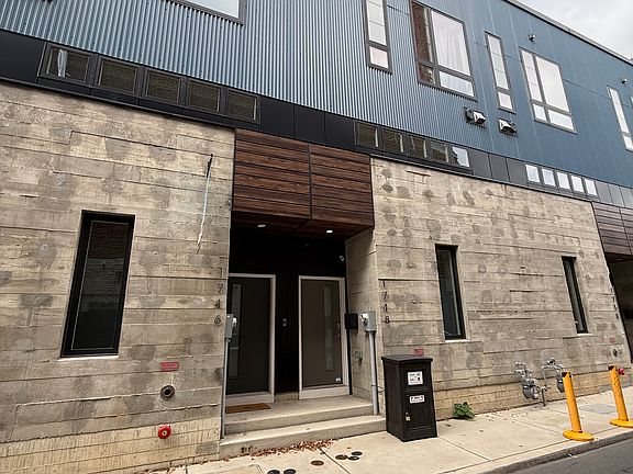 3rd image of 1748 N Hope St