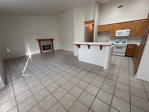 Family Room
Breakfast Bar
Kitchen