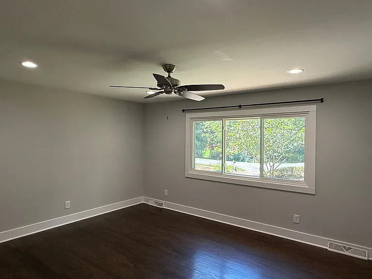 200 Sherwood Dr — Photo 4