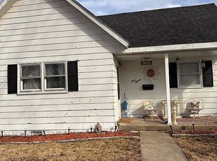 415 N 11th St, Charleston, IL 61920