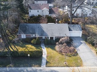 9 Kensington Ct, Great Neck, NY 11021