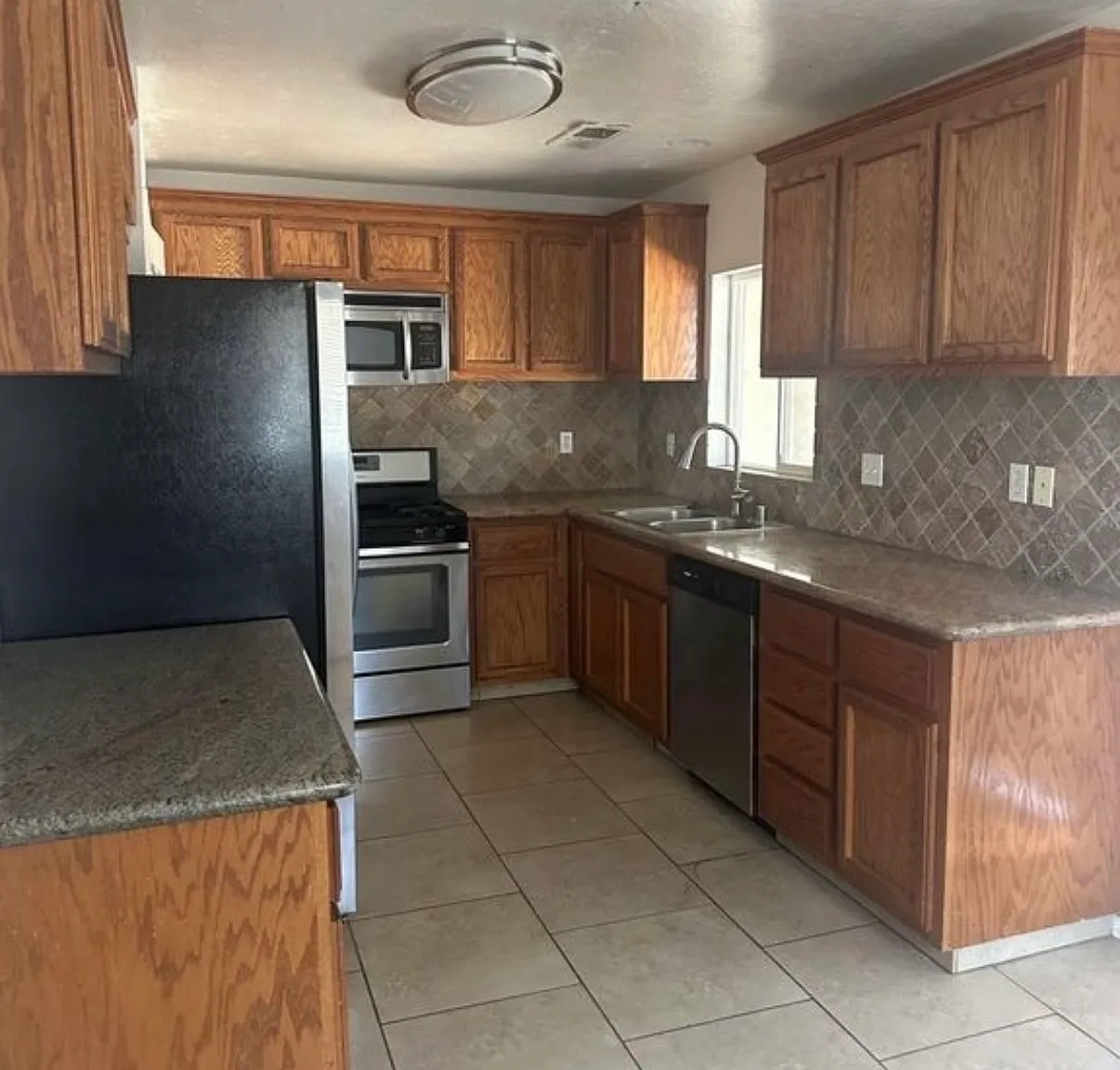 3 bed, 1064 sqft, $1,950 — Photo 2