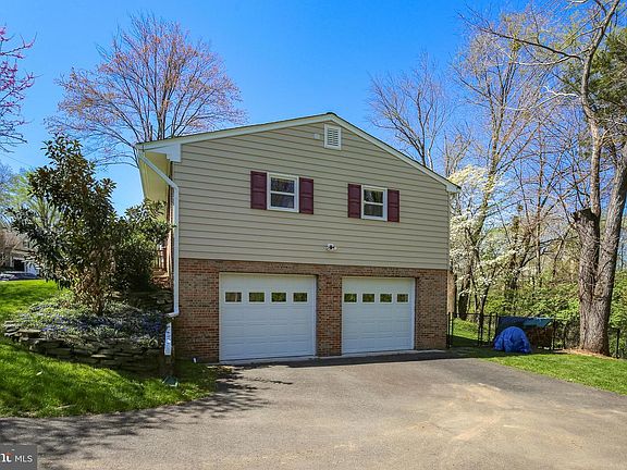 3rd image of 418 Cynthia Ln NE