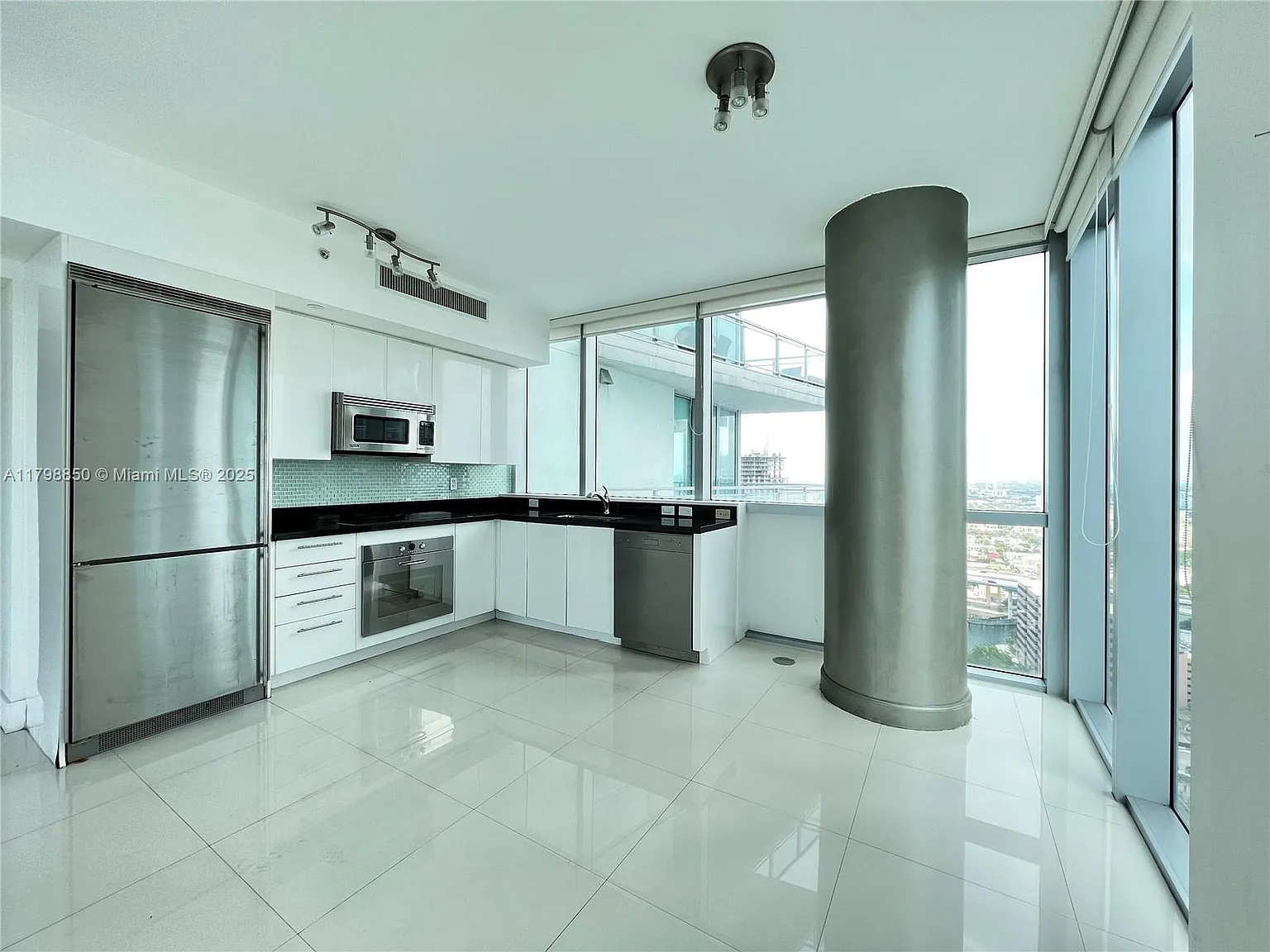 2 bed, 2.5 bath, 1389 sqft, $3,995 — Photo 3