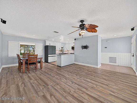 4th image of 2110 Porpoise St