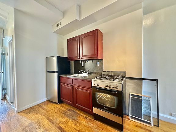 5th image of 171 Stanhope St APT 1R
