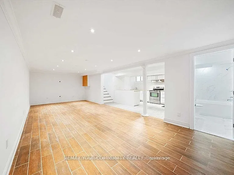 93 Westmount Dr S #LOWER — Photo 5