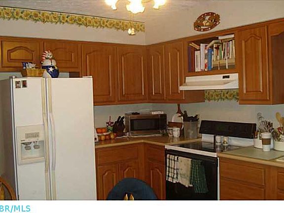4th image of 470 Uxbridge Ave