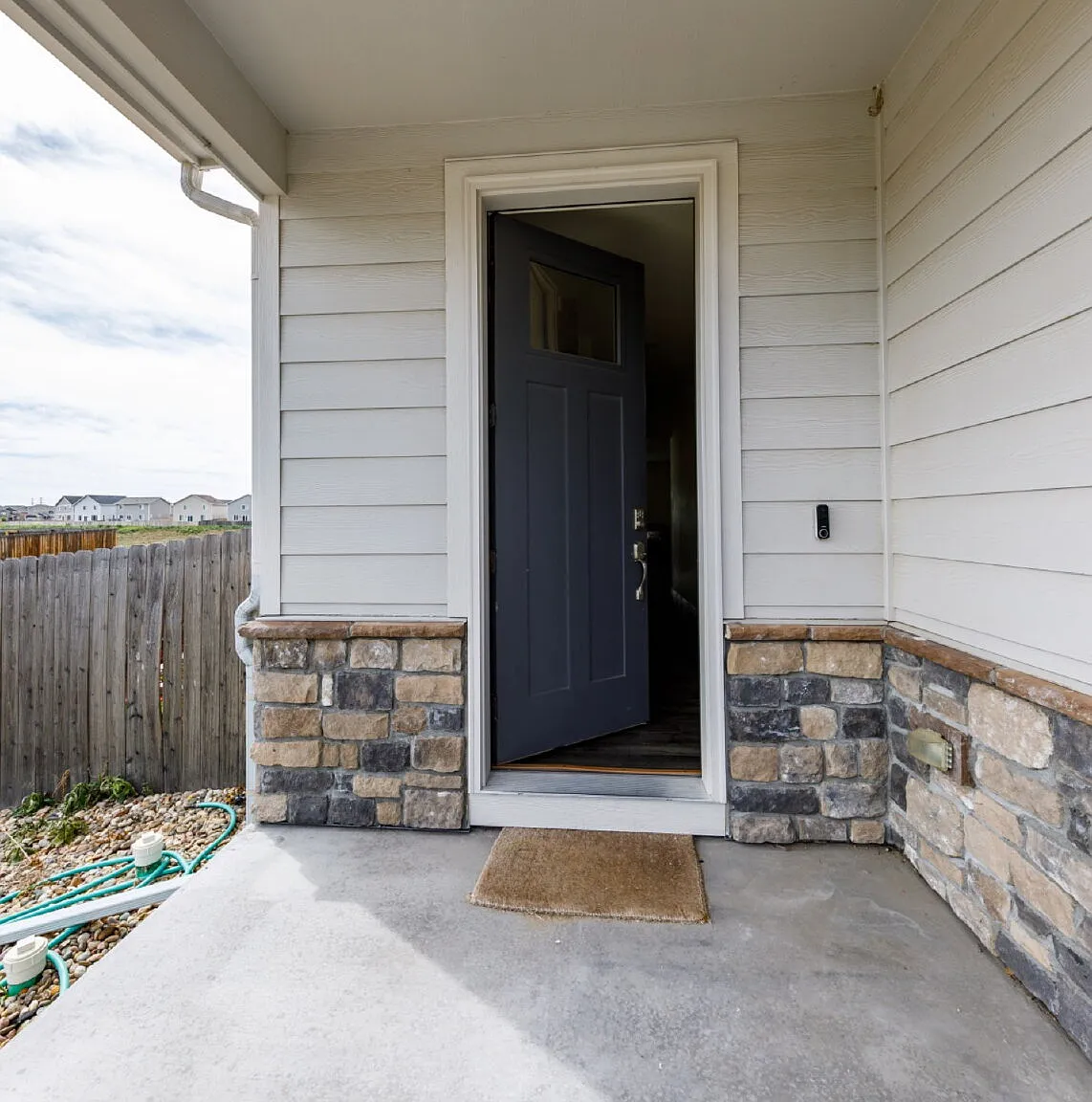 4 bed, 3.0 bath, 2428 sqft, $2,550 — Photo 3