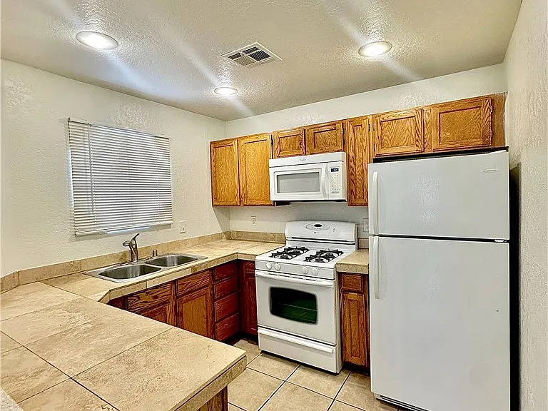 5042 Rainbow Blvd #106 — Photo 6