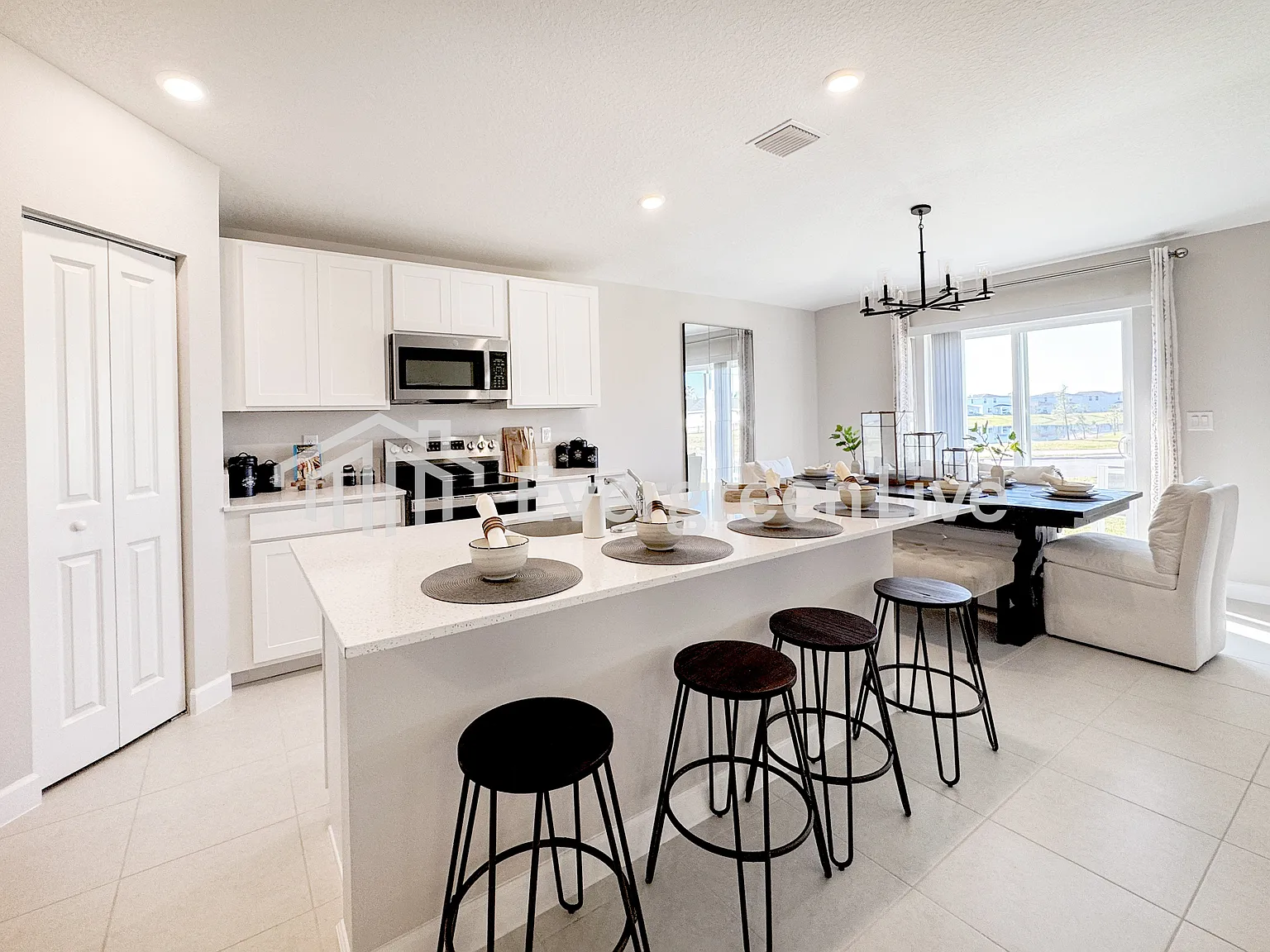 4 bed, 2.0 bath, 1824 sqft, $2,045 — Photo 2